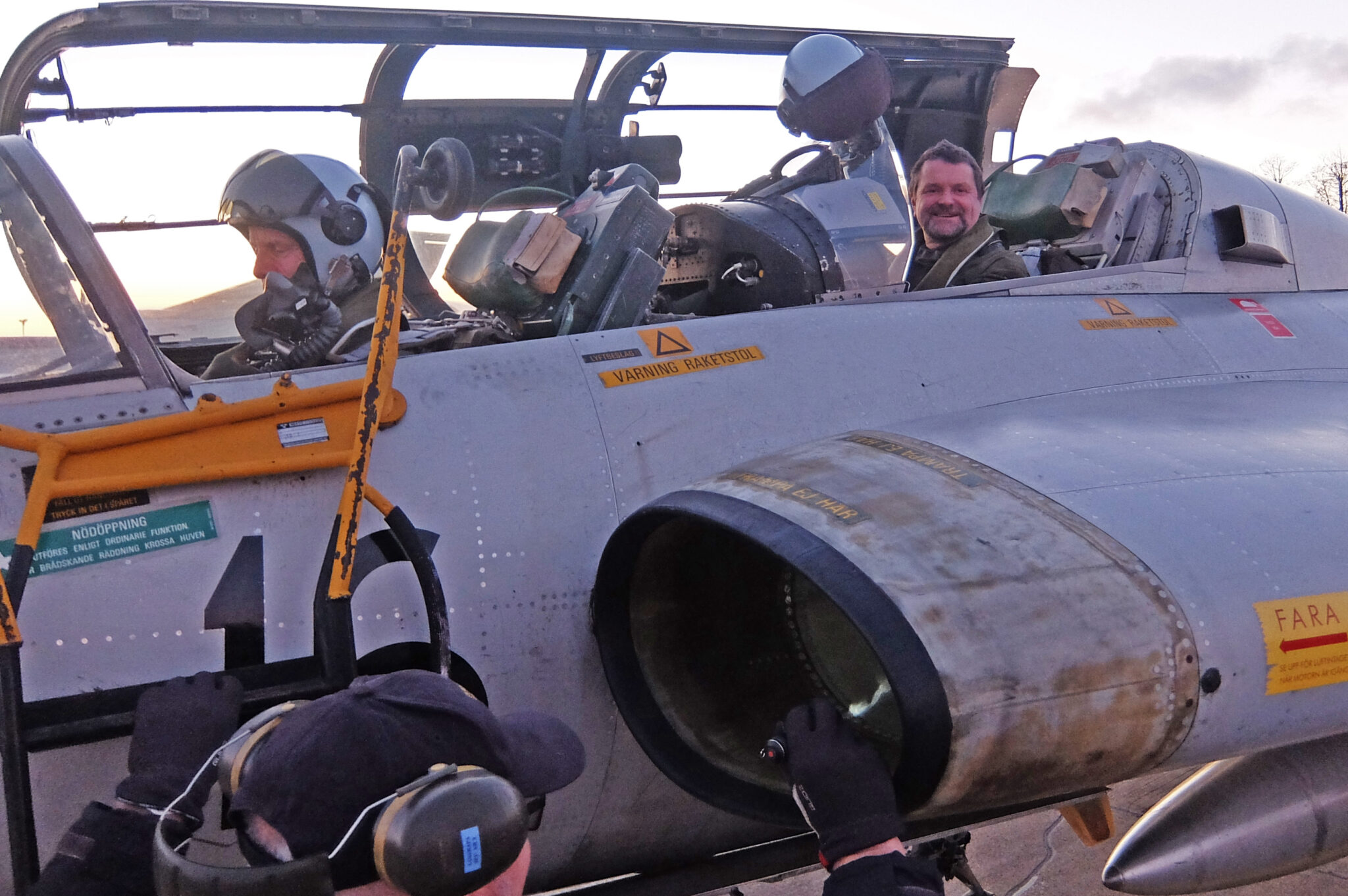 SK35 Draken på mark med öppen huv och två piloter